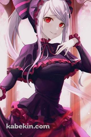 黒いドレスを着て微笑むシャルティア・ブラッドフォールン / オーバーロードのAndroidの壁紙(320px x 480px) スマホ用