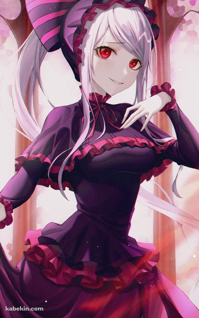 黒いドレスを着て微笑むシャルティア・ブラッドフォールン / オーバーロードのAndroidの壁紙(800px x 1280px) スマホ用