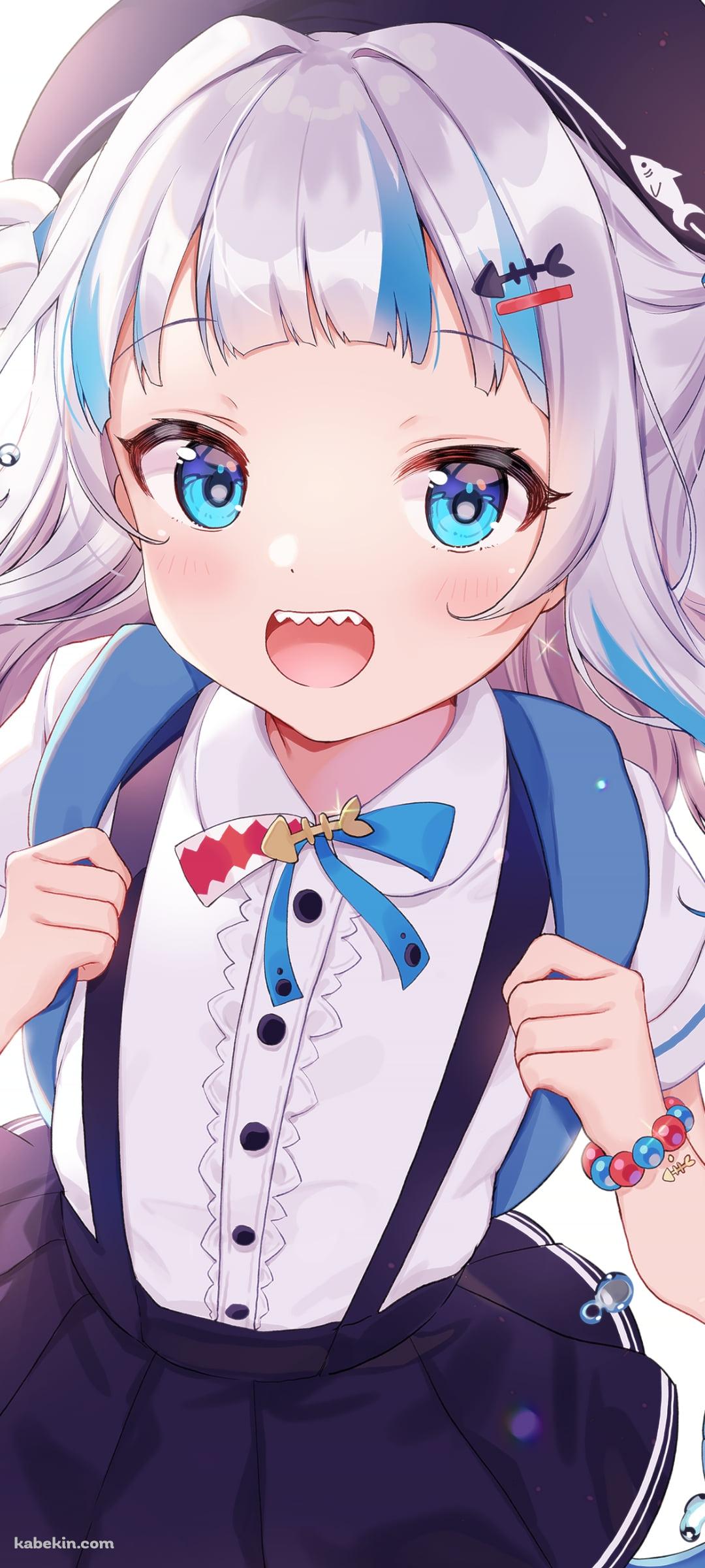 笑顔で青いリュックのショルダーストラップを持つがうる・ぐら / ホロライブ / バーチャルYouTuber / VtuberのAndroidの壁紙(1080px x 2400px) スマホ用