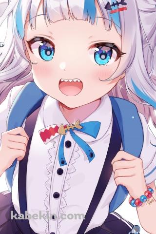 笑顔で青いリュックのショルダーストラップを持つがうる・ぐら / ホロライブ / バーチャルYouTuber / VtuberのAndroidの壁紙(320px x 480px) スマホ用