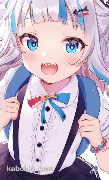 笑顔で青いリュックのショルダーストラップを持つがうる・ぐら / ホロライブ / バーチャルYouTuber / VtuberのAndroidの壁紙(360px x 592px) スマホ用
