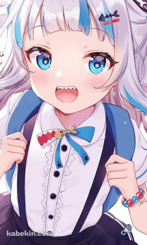 笑顔で青いリュックのショルダーストラップを持つがうる・ぐら / ホロライブ / バーチャルYouTuber / VtuberのAndroidの壁紙(480px x 800px) スマホ用