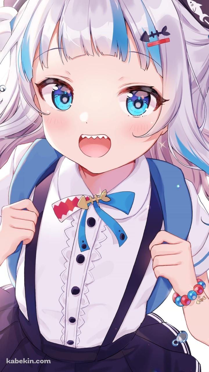 笑顔で青いリュックのショルダーストラップを持つがうる・ぐら / ホロライブ / バーチャルYouTuber / VtuberのAndroidの壁紙(720px x 1280px) スマホ用