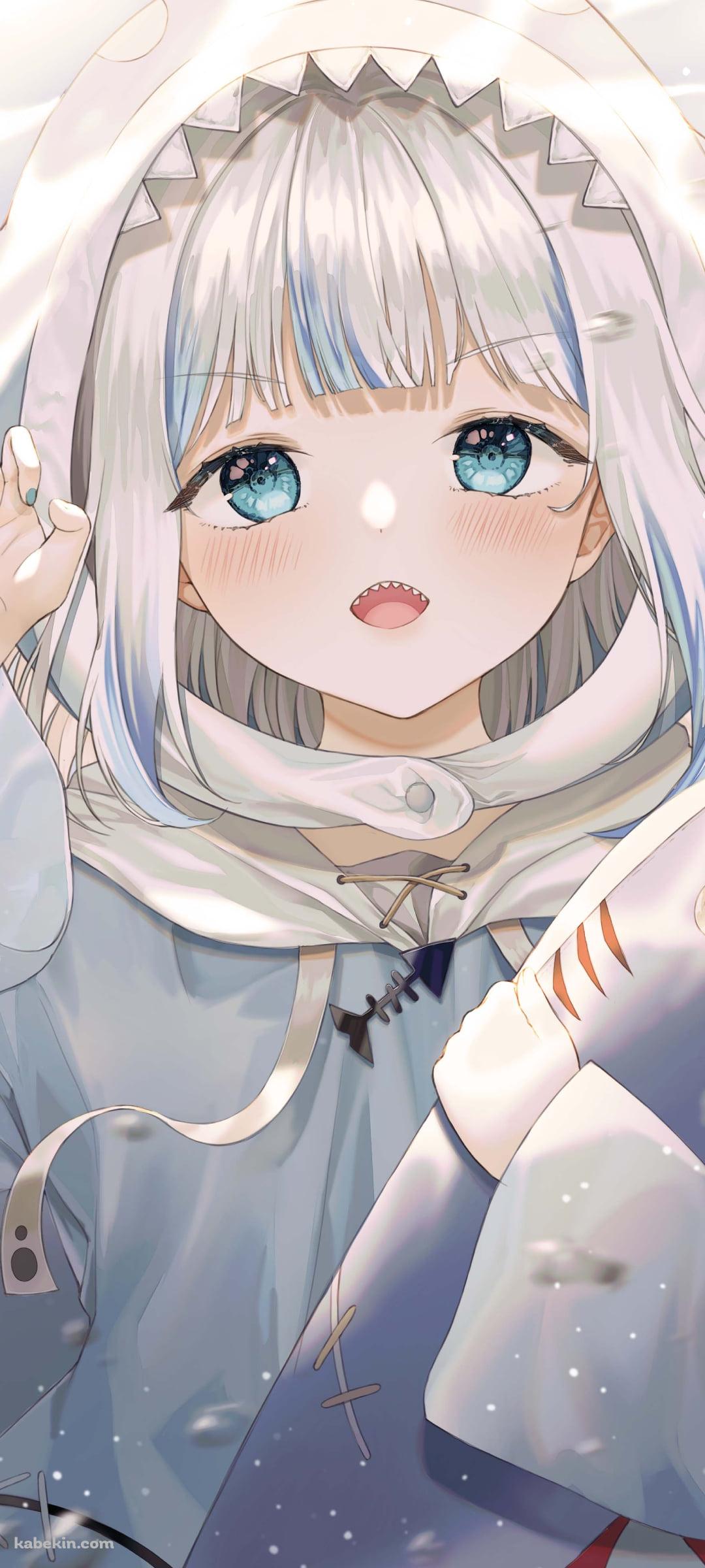 鮫の抱き枕を持つ可愛いがうる・ぐら / 仰向け / ホロライブ / バーチャルYouTuber / VtuberのAndroidの壁紙(1080px x 2400px) スマホ用