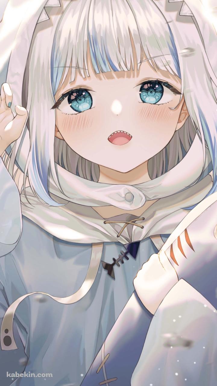 鮫の抱き枕を持つ可愛いがうる・ぐら / 仰向け / ホロライブ / バーチャルYouTuber / VtuberのAndroidの壁紙(720px x 1280px) スマホ用