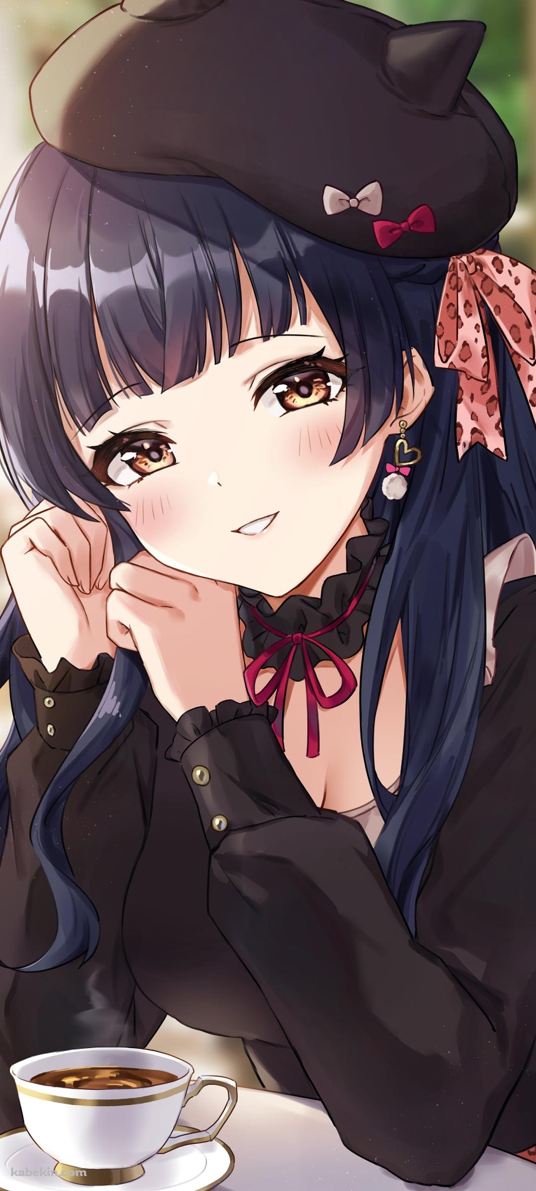 テーブルに肘をつきこちらに微笑む黛冬優子 / 珈琲 / アイドルマスターシャイニーカラーズのAndroidの壁紙(1080px x 2400px) スマホ用