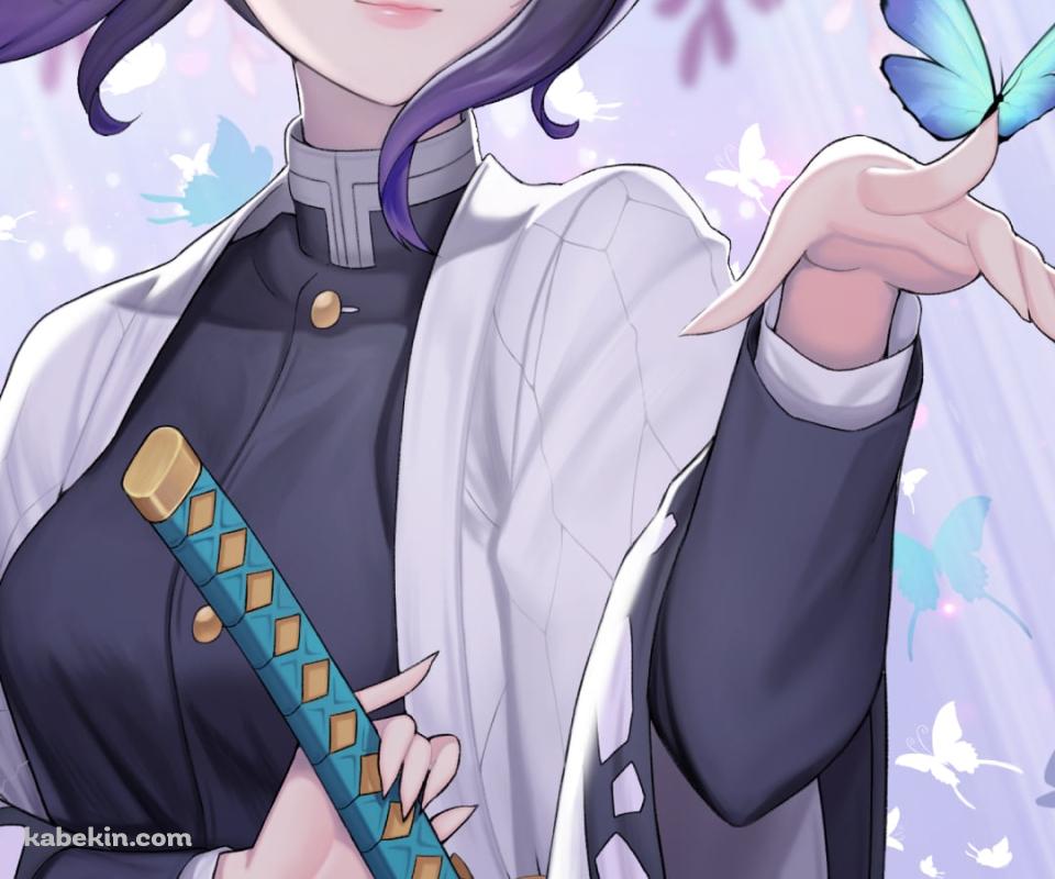 指にとまった青い蝶を見つめる胡蝶しのぶ / 蘭の花 / 鬼滅の刃のAndroidの壁紙(960px x 800px) スマホ用