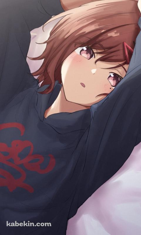 仰向けでこちらを見つめる樋口円香 / アイドルマスターシャイニーカラーズのAndroidの壁紙(480px x 800px) スマホ用