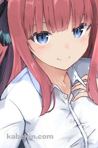 肩に手をあてて微笑む中野二乃 / 五等分の花嫁のAndroidの壁紙(320px x 480px) スマホ用