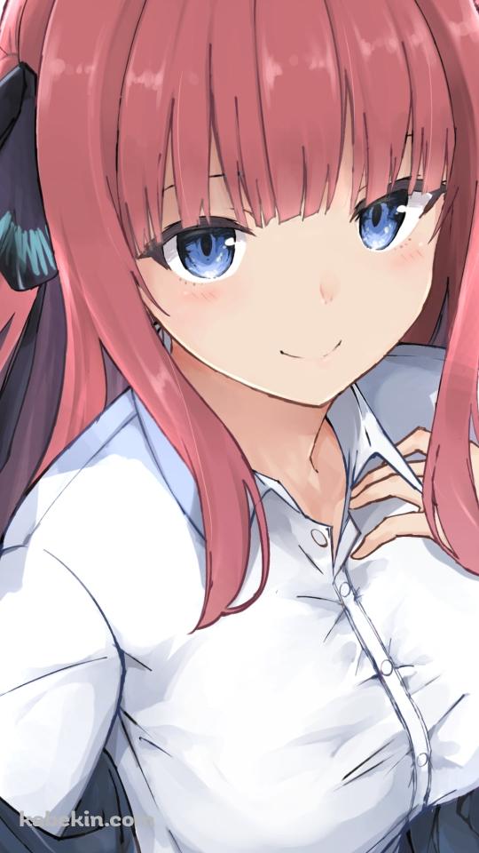 肩に手をあてて微笑む中野二乃 / 五等分の花嫁のAndroidの壁紙(540px x 960px) スマホ用