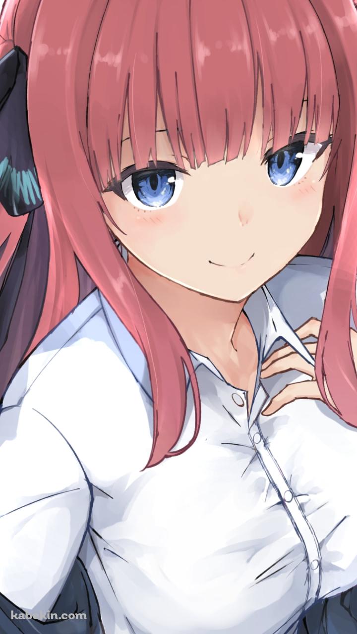 肩に手をあてて微笑む中野二乃 / 五等分の花嫁のAndroidの壁紙(720px x 1280px) スマホ用