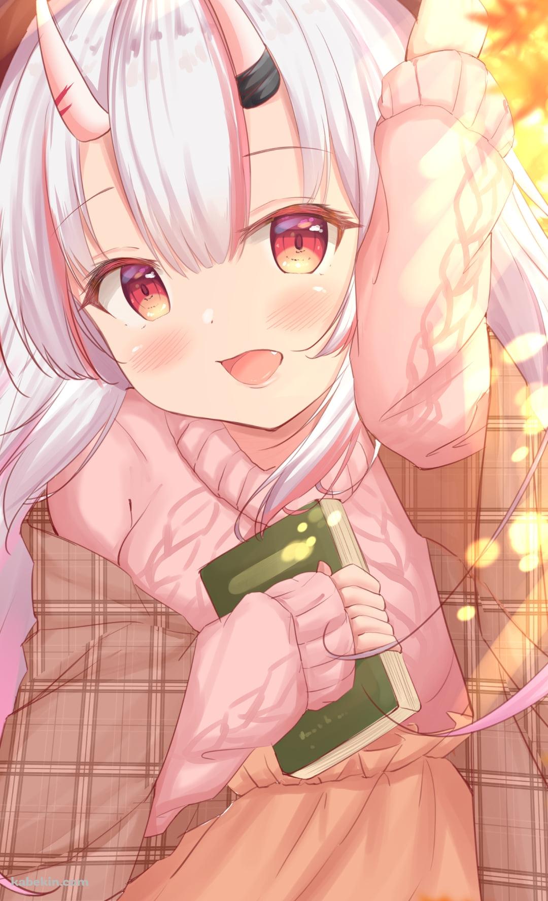 緑の本を持つ百鬼あやめ / 秋 / 紅葉のAndroidの壁紙(1080px x 1776px) スマホ用