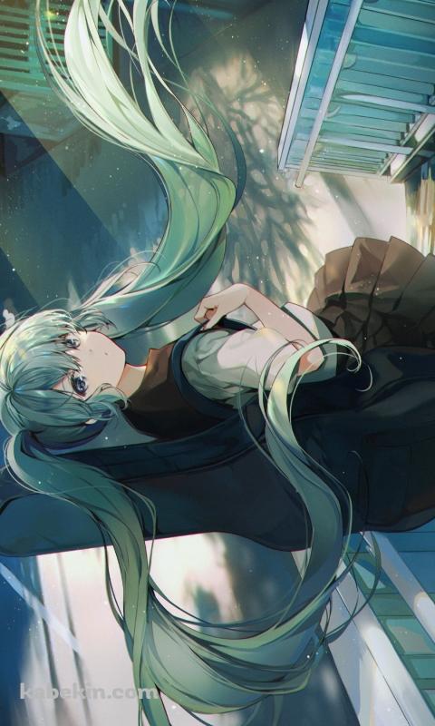 歩道橋で振り返るギターを担いだ初音ミク / 綺麗 / ボカロ / ボーカロイドのAndroidの壁紙(480px x 800px) スマホ用