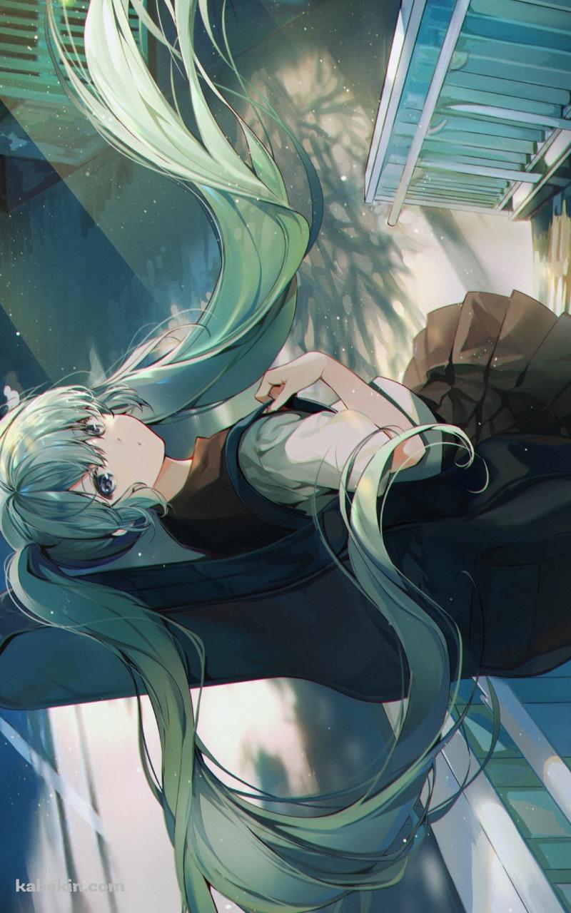 歩道橋で振り返るギターを担いだ初音ミク / 綺麗 / ボカロ / ボーカロイドのAndroidの壁紙(800px x 1280px) スマホ用