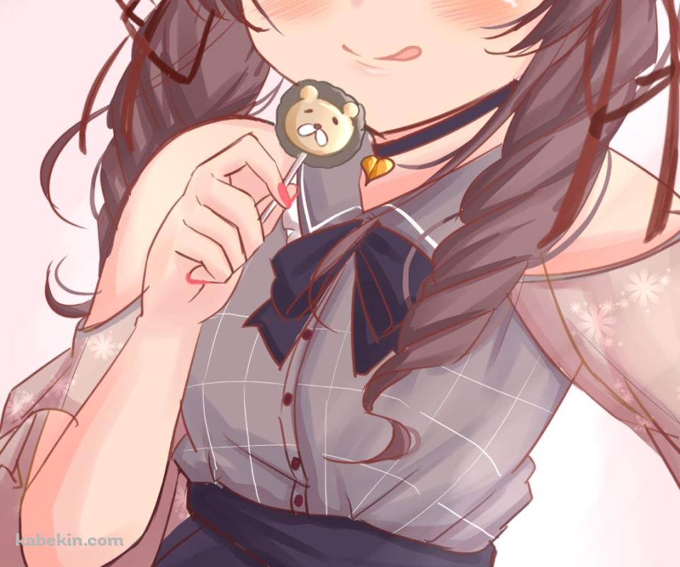クマのキャンディーを持ちウィンクする夏色まつり / ホロライブ / バーチャルYouTuber / VtuberのAndroidの壁紙(960px x 800px) スマホ用