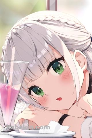 ピンクのジュースを眺める可愛い白銀ノエル / ホロライブ / バーチャルYouTuber / VtuberのAndroidの壁紙(320px x 480px) スマホ用