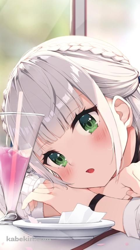 ピンクのジュースを眺める可愛い白銀ノエル / ホロライブ / バーチャルYouTuber / VtuberのAndroidの壁紙(480px x 854px) スマホ用