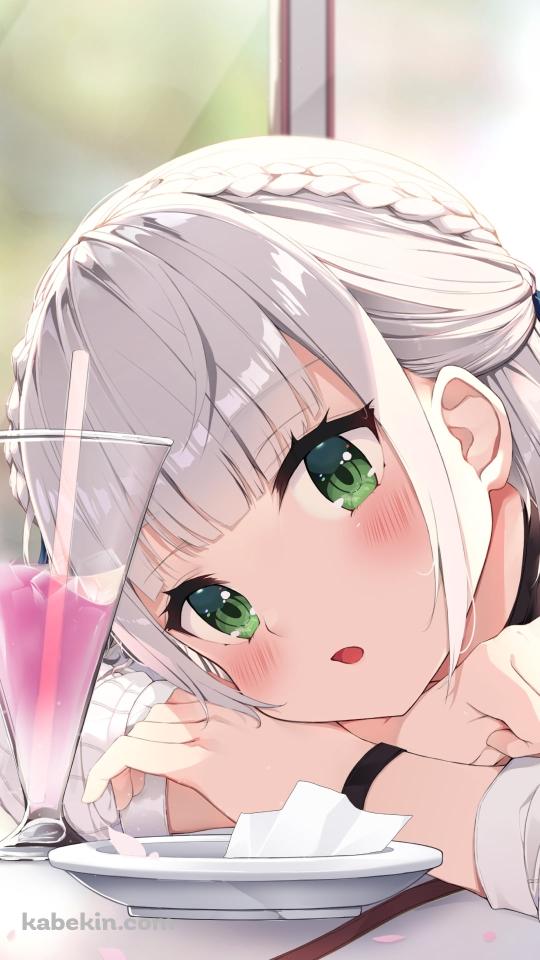 ピンクのジュースを眺める可愛い白銀ノエル / ホロライブ / バーチャルYouTuber / VtuberのAndroidの壁紙(540px x 960px) スマホ用