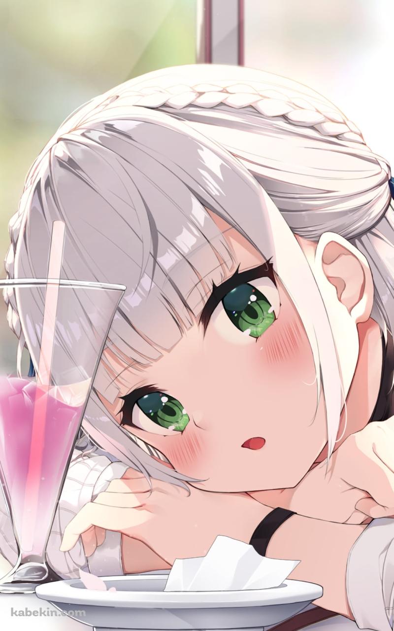ピンクのジュースを眺める可愛い白銀ノエル / ホロライブ / バーチャルYouTuber / VtuberのAndroidの壁紙(800px x 1280px) スマホ用