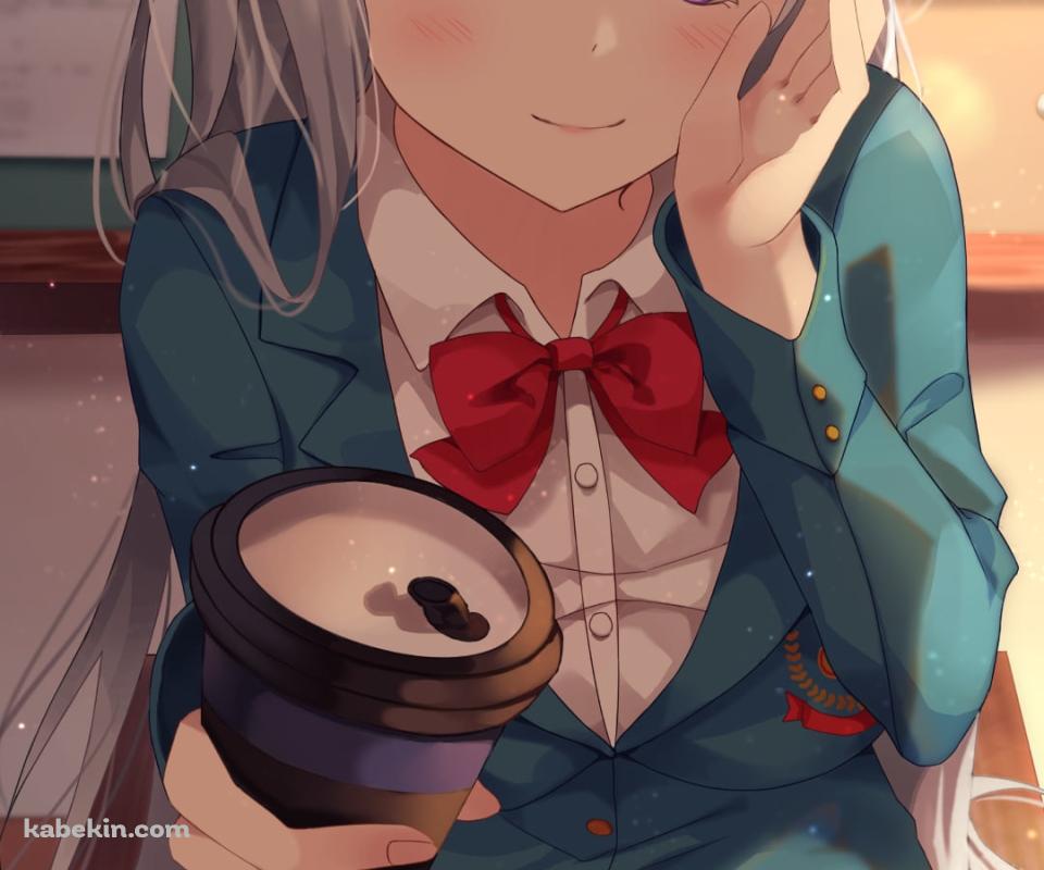 木の机に座って珈琲を差し出すエキドナ / re:ゼロから始める異世界生活のAndroidの壁紙(960px x 800px) スマホ用