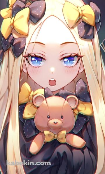 熊のぬいぐるみを抱いてこちらに話しかけるアビゲイル・ウィリアムズ / fate/grand orderのAndroidの壁紙(360px x 592px) スマホ用