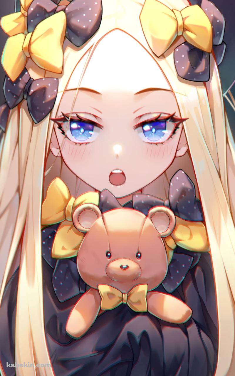 熊のぬいぐるみを抱いてこちらに話しかけるアビゲイル・ウィリアムズ / fate/grand orderのAndroidの壁紙(800px x 1280px) スマホ用