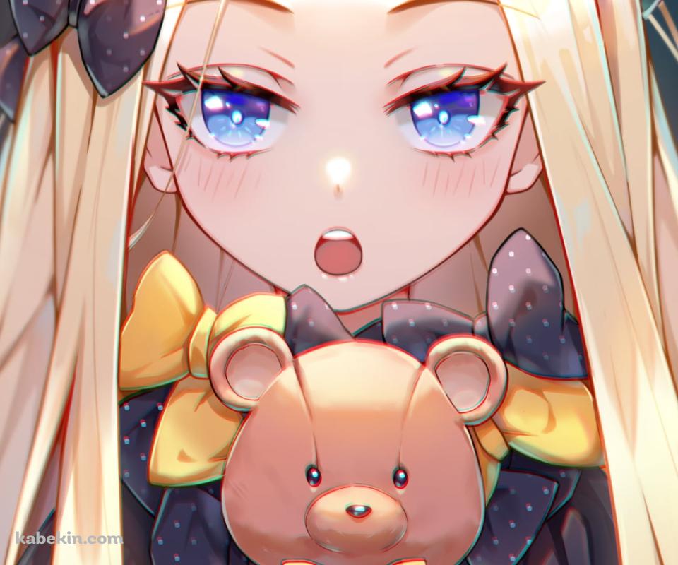 熊のぬいぐるみを抱いてこちらに話しかけるアビゲイル・ウィリアムズ / fate/grand orderのAndroidの壁紙(960px x 800px) スマホ用