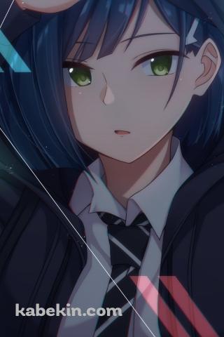 金網を背にしたフードをかぶったイチゴ / ダーリン・イン・ザ・フランキスのAndroidの壁紙(320px x 480px) スマホ用
