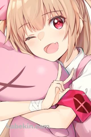 ウサギのぬいぐるみを抱いてピースをする名取さな（なとり さな） / バーチャルYouTube / VtuberのAndroidの壁紙(320px x 480px) スマホ用
