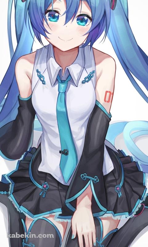 女の子座りをする可愛い初音ミク / 笑顔 / ボカロ / ボーカロイドのAndroidの壁紙(480px x 800px) スマホ用