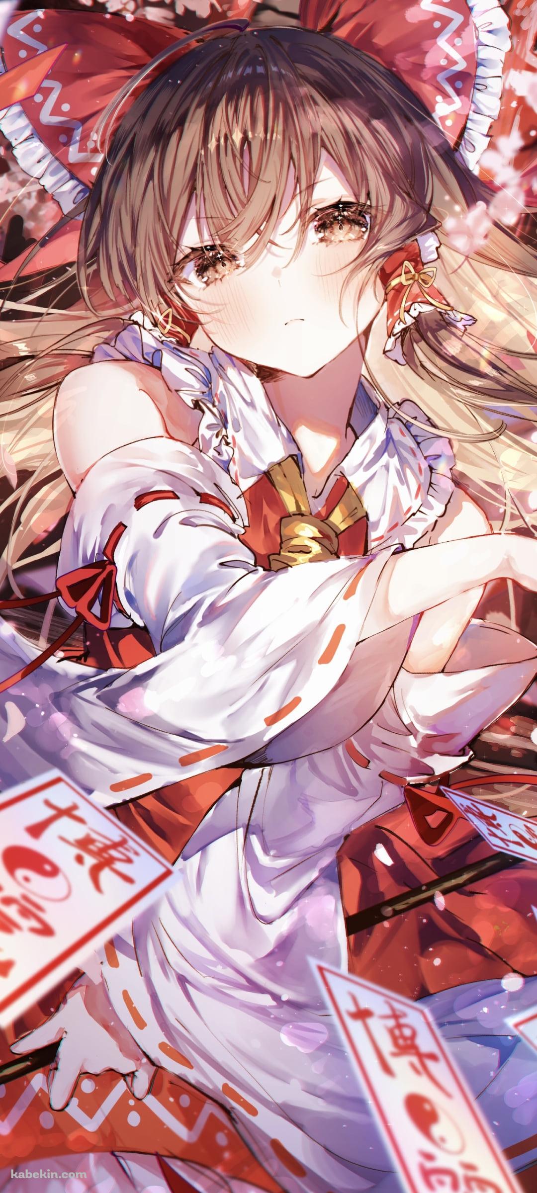 沢山のお札を投げる博麗霊夢 / 東方のAndroidの壁紙(1080px x 2400px) スマホ用