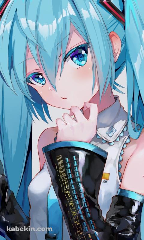顎に手をあてこちらを見る初音ミク / ボカロ / ボーカロイドのAndroidの壁紙(480px x 800px) スマホ用