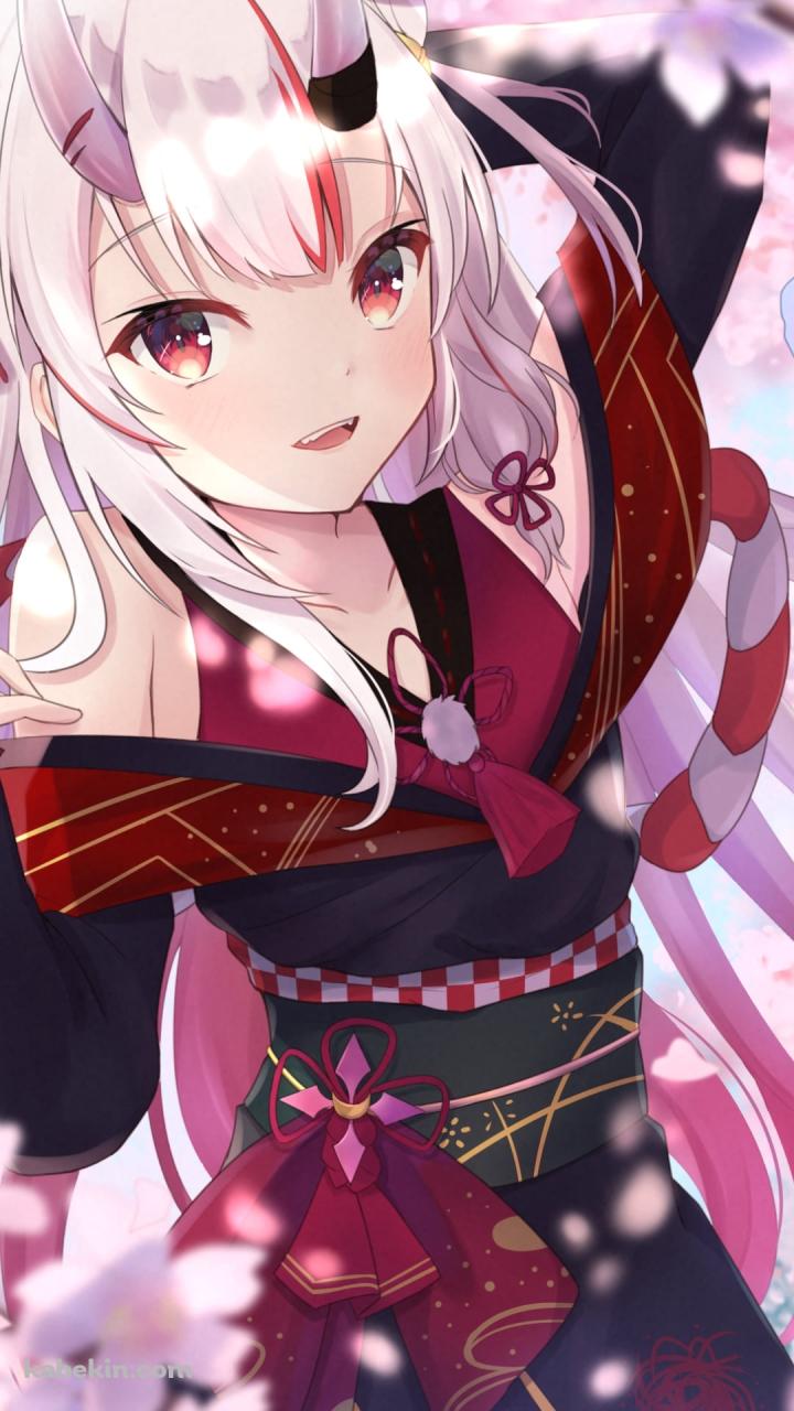 桜の花と微笑む百鬼あやめ / 鬼の角 / ホロライブ / バーチャルYouTuber / VtuberのAndroidの壁紙(720px x 1280px) スマホ用