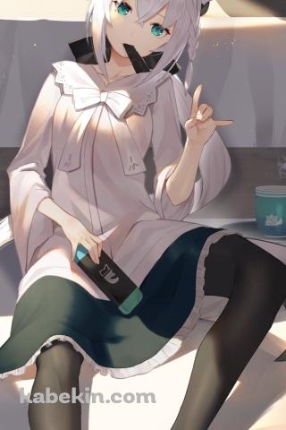 ベッドにもたれてゲームをする白上フブキ / ホロライブ / バーチャルYouTuber / VtuberのAndroidの壁紙(320px x 480px) スマホ用