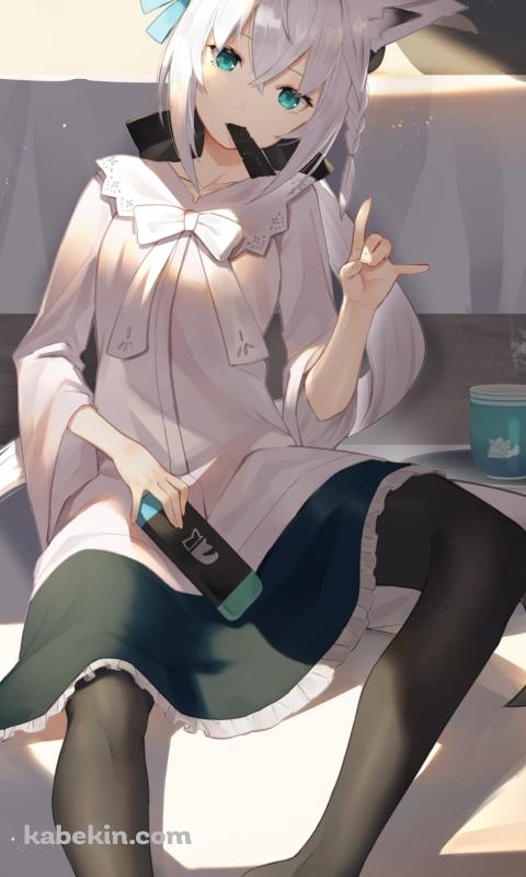 ベッドにもたれてゲームをする白上フブキ / ホロライブ / バーチャルYouTuber / VtuberのAndroidの壁紙(480px x 800px) スマホ用