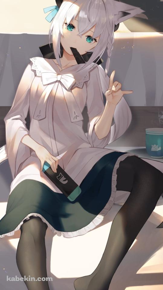 ベッドにもたれてゲームをする白上フブキ / ホロライブ / バーチャルYouTuber / VtuberのAndroidの壁紙(540px x 960px) スマホ用