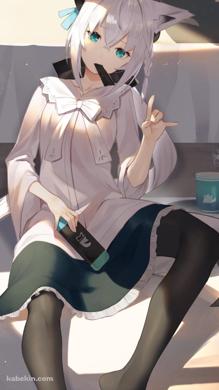 ベッドにもたれてゲームをする白上フブキ / ホロライブ / バーチャルYouTuber / VtuberのAndroidの壁紙(720px x 1280px) スマホ用