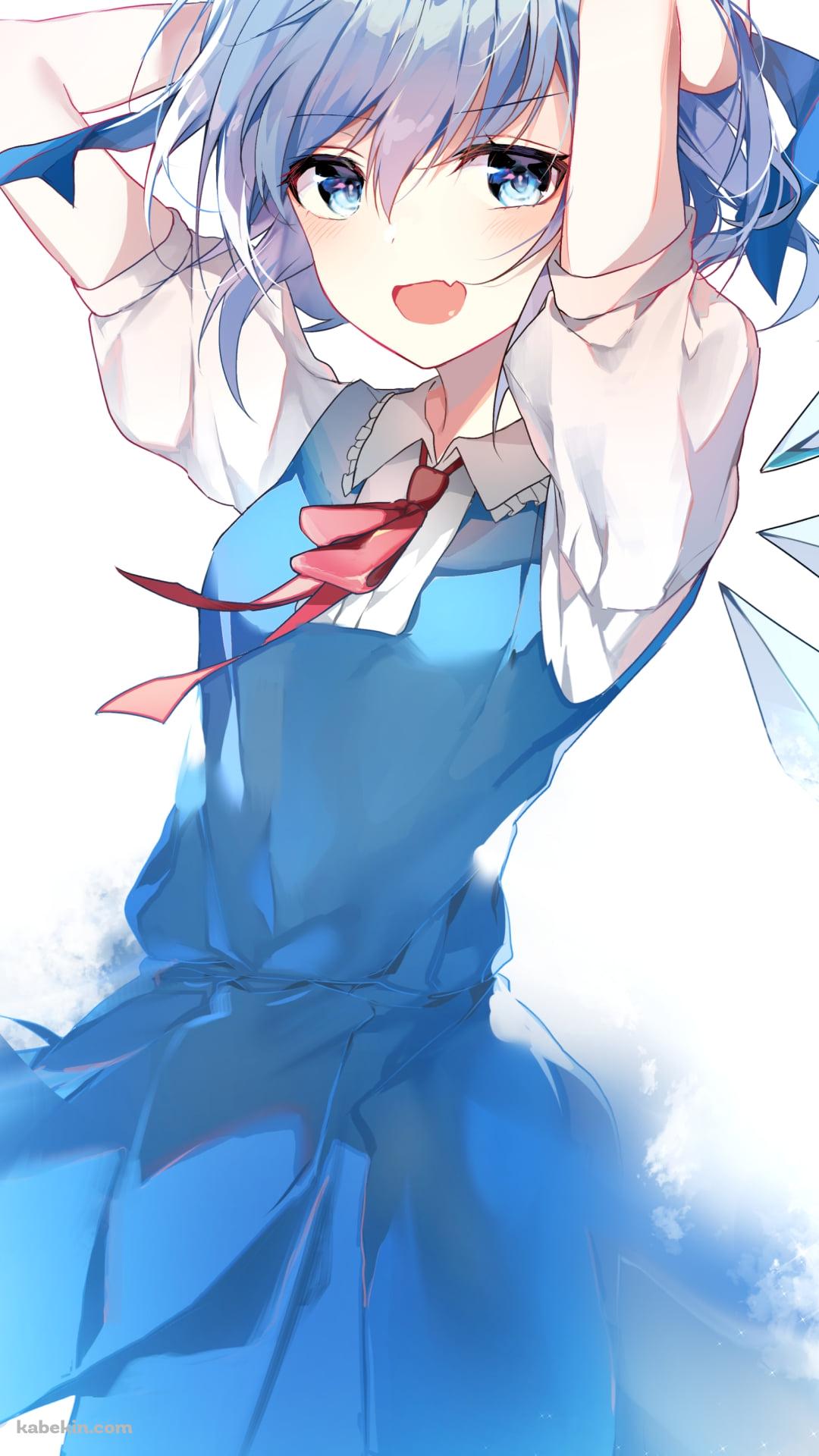 髪をかきあげる笑顔のチルノ / 青いショートカットの髪 / 東方のAndroidの壁紙(1080px x 1920px) スマホ用