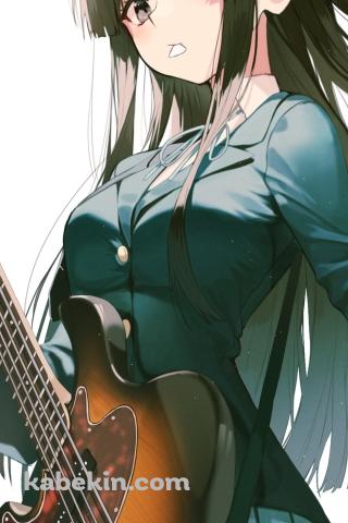 白いピックを咥えてベースを持つ秋山澪 / けいおん!のAndroidの壁紙(320px x 480px) スマホ用