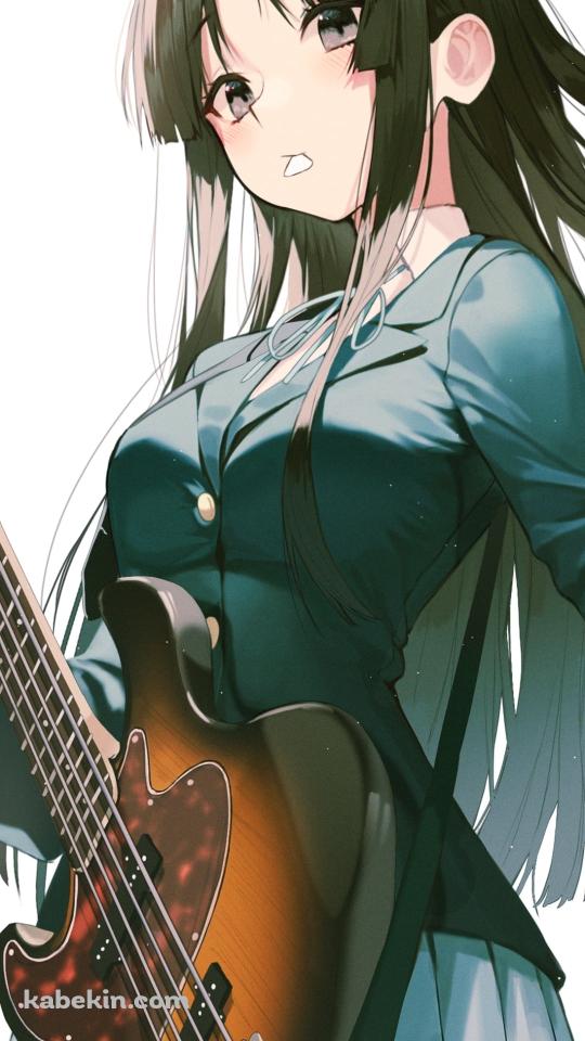 白いピックを咥えてベースを持つ秋山澪 / けいおん!のAndroidの壁紙(540px x 960px) スマホ用