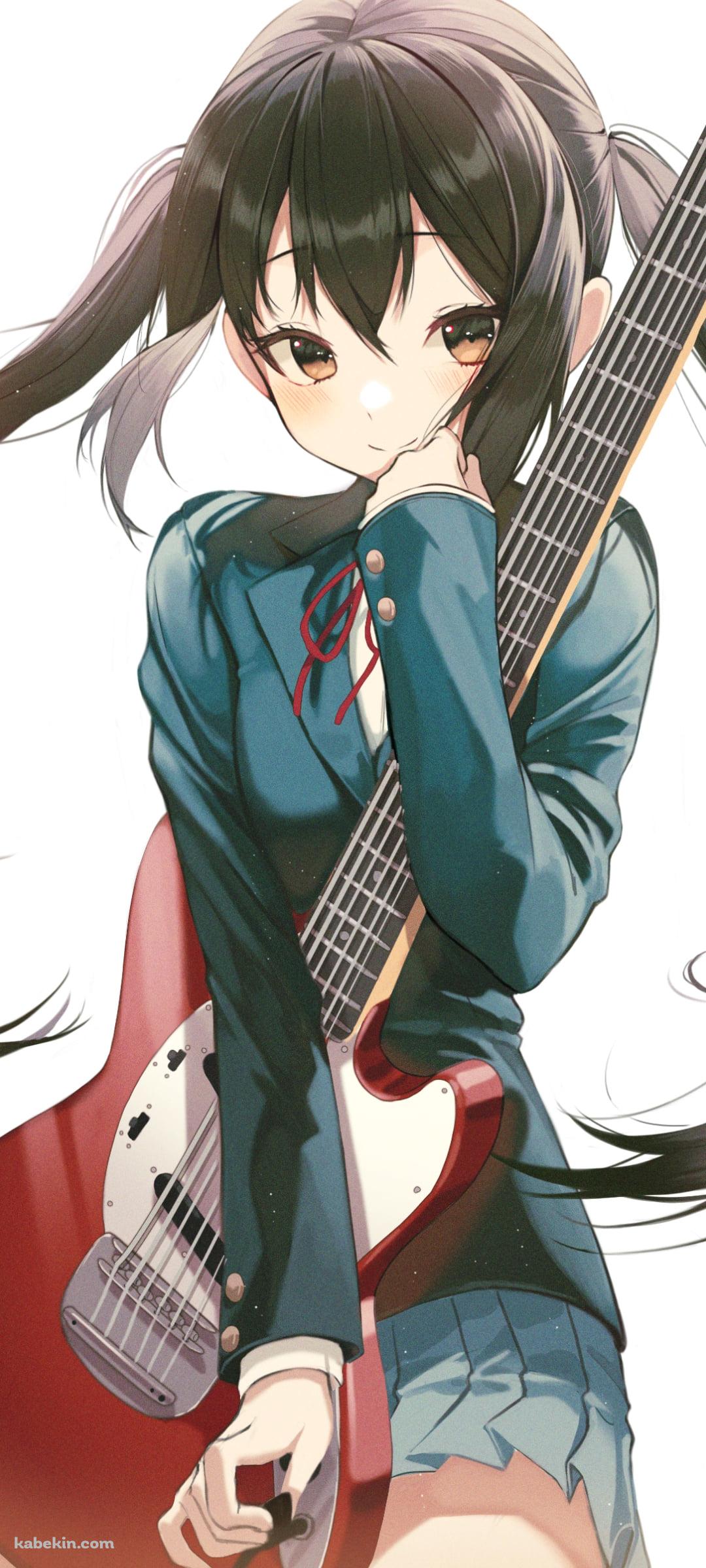 フェンダーの赤いギターを抱える中野梓 / けいおん!のAndroidの壁紙(1080px x 2400px) スマホ用