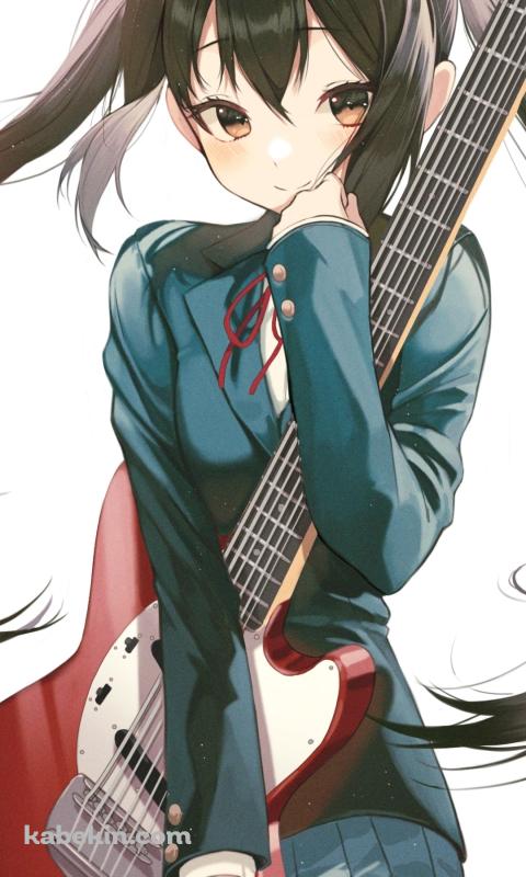 フェンダーの赤いギターを抱える中野梓 / けいおん!のAndroidの壁紙(480px x 800px) スマホ用