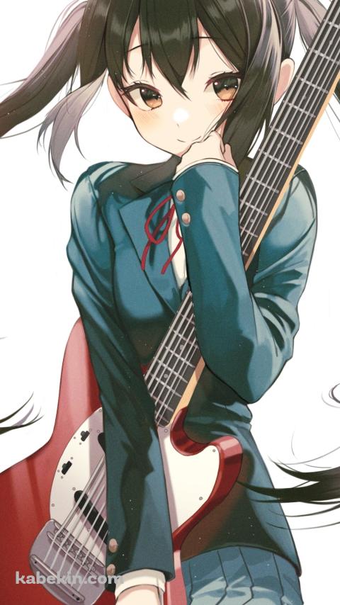 フェンダーの赤いギターを抱える中野梓 / けいおん!のAndroidの壁紙(480px x 854px) スマホ用