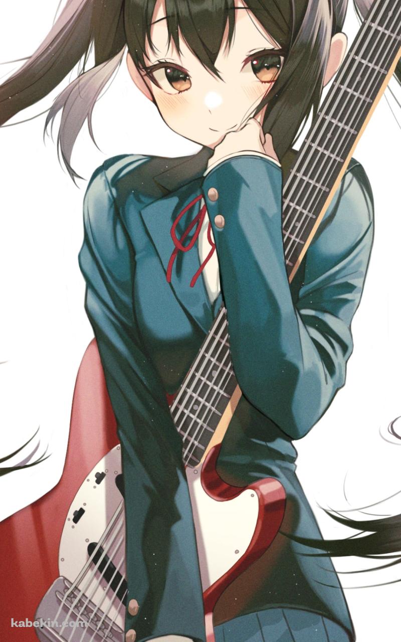 フェンダーの赤いギターを抱える中野梓 / けいおん!のAndroidの壁紙(800px x 1280px) スマホ用