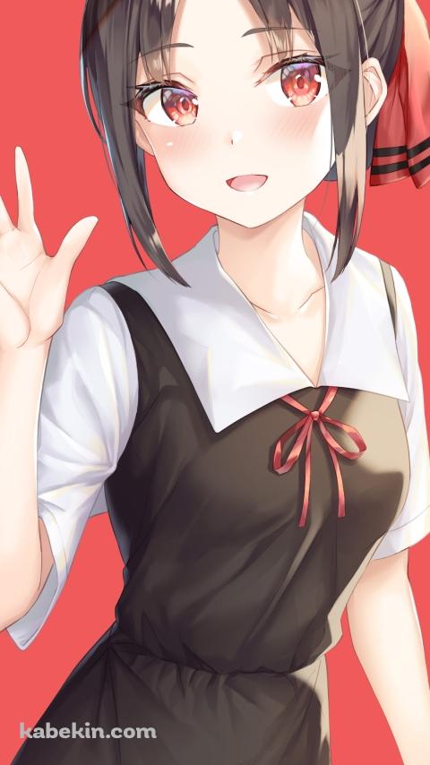 右手をかざし笑顔で挨拶をする四宮かぐや / 赤いリボン / かぐや様は告らせたい~天才たちの恋愛頭脳戦~のAndroidの壁紙(480px x 854px) スマホ用