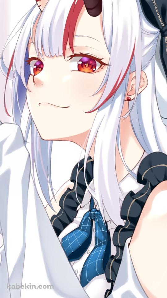 両手を合わせて微笑む可愛い百鬼あやめ / 赤い瞳 / ホロライブ / バーチャルYouTuber / VtuberのAndroidの壁紙(540px x 960px) スマホ用