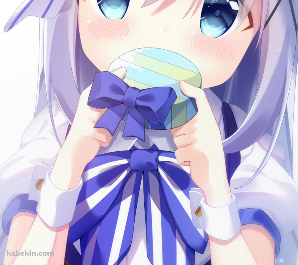 水色のプレゼント箱を持つ可愛い香風智乃 / ご注文はうさぎですか?のAndroidの壁紙(960px x 854px) スマホ用