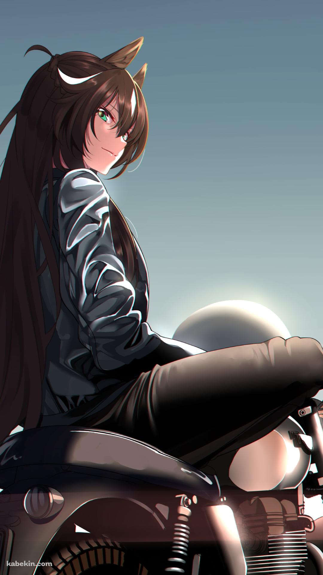 停車しているバイクの上で胡坐をかくメテオ / アークナイツのAndroidの壁紙(1080px x 1920px) スマホ用