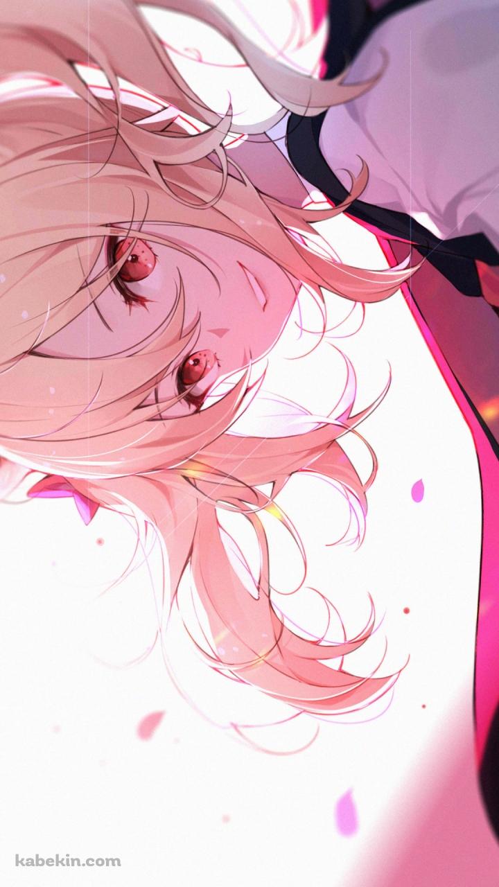 こちらに微笑むソラ / 赤い瞳 / 金髪 / ピンクの花びら / アークナイツのAndroidの壁紙(720px x 1280px) スマホ用