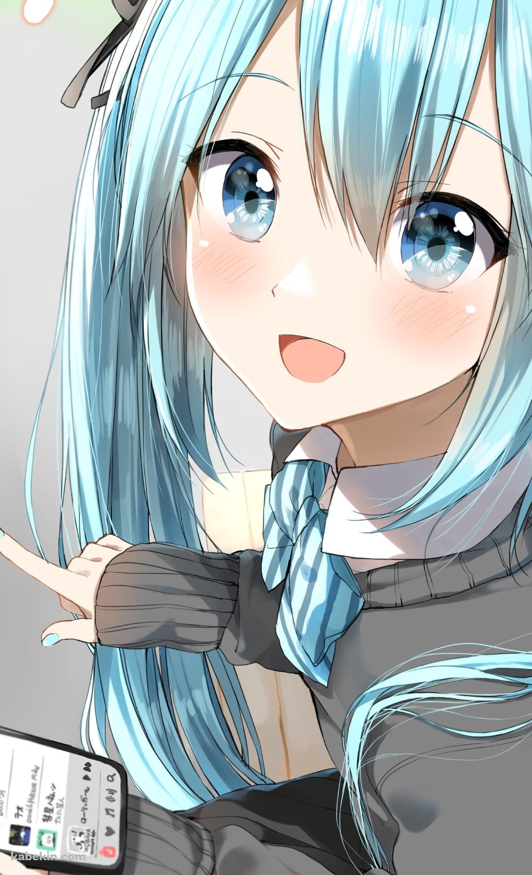 スマホを持ちながらこちらに微笑む初音ミク / スワイプ / ローリンガール / ボカロ / ボーカロイドのAndroidの壁紙(1080px x 1776px) スマホ用